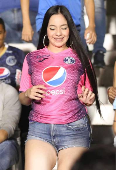 Esta guapa aficionada del Motagua robó suspiros en el estadio Nacional Chelato Uclés.