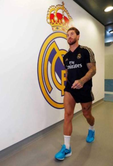 El capitán Sergio Ramos llegó a los exámenes médicos y se mostró concentrado.
