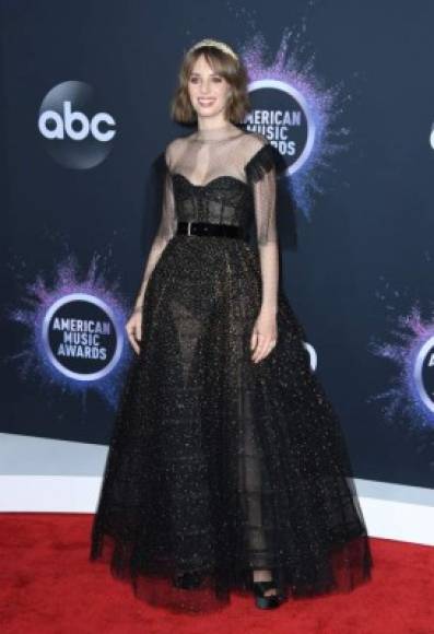 La actriz de 'Stranger Things' Maya Hawke lució delicada en un vestido negro con detalles brillantes.