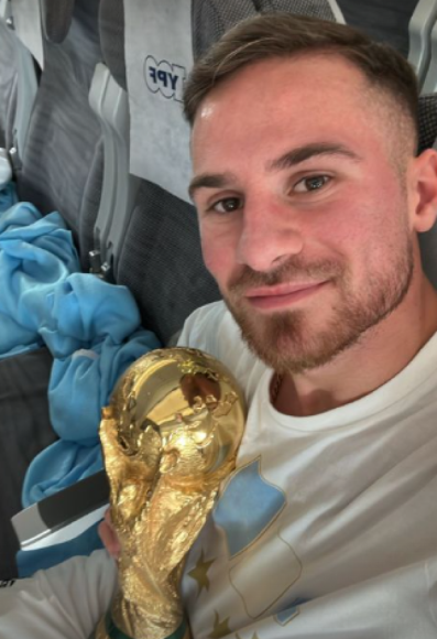 Alexis Mac Allister fue otra de las gratas sorpresas de Argentina en el Mundial de Qatar y posó con la Copa del Mundo dentro del avión.