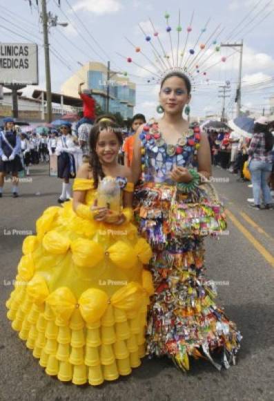 La creatividad y el ingenio con el que le elaboraron estos vestidos a estas niñas es digno de admirar.