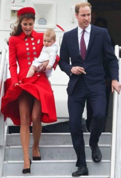 Kate vivió otro error de vestuario como estos en Nueva Zelanda en 2014, cuando visitaba el país con el recién nacido George y el príncipe William y una rafaga levantó su vestido rojo de Catherine Walker. TE PUEDE INTERESAR: <a href='https://www.laprensa.hn/fotogalerias/sociales/1351085-411/meghan-markle-mejores-looks-desde-inicios-familia-real-hasta-megxit' style='color:red;text-decoration:underline' target='_blank'>Meghan Markle: sus mejores looks desde su inicios como royal hasta el Megxit</a><br/>