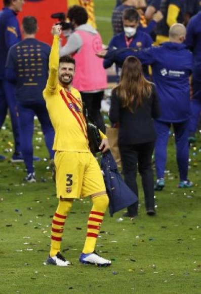 Gerard Piqué se robó el show en la celebración del Barcelona con una botella de champagne.