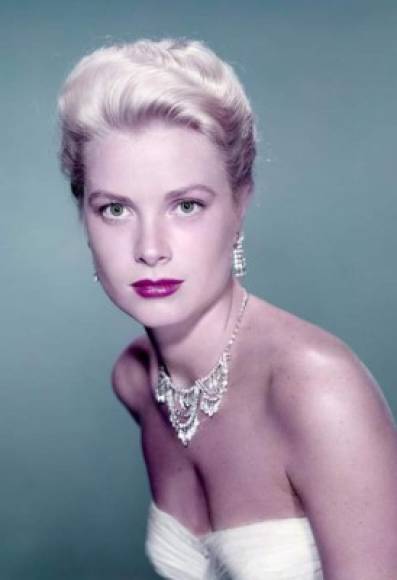 La rubia de aspecto aristocrático fue nominada al Óscar a mejor actriz de reparto por 'Mogambo' en 1953 y se llevó la estatuilla como mejor actriz el año siguiente por 'La angustia de vivir'.<br/><br/>Pero Kelly es quizás más famosa por sus papeles en tres películas de Alfred Hitchcock: 'La llamada fatal', 'La ventana indiscreta' y 'Para atrapar a un ladrón'.<br/><br/>Tras un fulgurante romance que arrancó en el Festival de Cannes de 1955, se casó con Rainiero III. Apenas nueve meses después de la 'boda del siglo' nació Carolina; seguida de Alberto, actual monarca reinante en Mónaco; y Estefanía.<br/><br/>Kelly murió en septiembre de 1982 en un trágico accidente de automóvil.