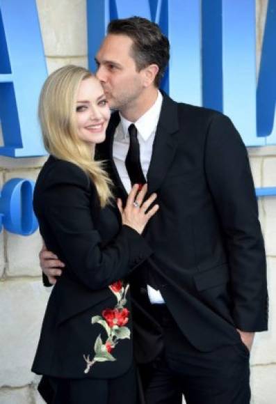 'Si 'Mamma Mia!' no convierte a James en una gran estrella, me comeré mis pendientes de bolas de brillantes', bromeó al respecto la columnista Jan Moir, del Daily Mail.<br/><br/>En la imagen, Amanda Seyfried y Thomas Sadoski posan en la alfombra roja al llegar al estreno mundial de la cinta.Anthony HARVEY / AFP<br/>