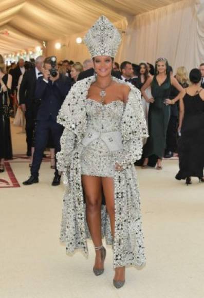 Al igual que todos los años, Rihanna impactó con su look de inspiración papal de Maison Margiela.