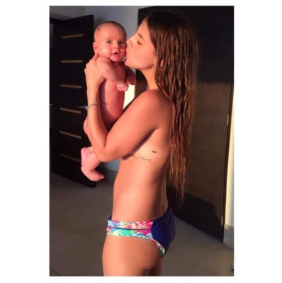 Michelle Renaud comparte foto en 'topless' con su bebé