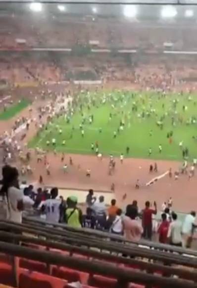 Un verdadero caos se vivió en el césped del Abuja National Stadium después del silbatazo final del encuentro entre las selecciones de Nigeria y Ghana.