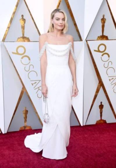 Margot Robbie, nominada a mejor actriz por 'Yo, Tonya', luce hermosa de blanco.