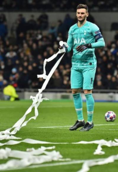 Hugo Lloris retiraron el papel que tiraron los aficionados del RB Leipzig. Foto AFP