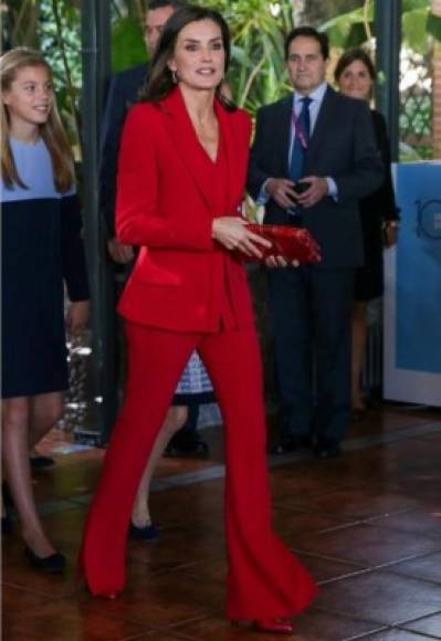 La Reina recicló un traje de chaqueta rojo con pantalones acampanados, que estrenó en marzo de 2018 con motivo de durante la conmemoración de las Capitulaciones de Valladolid. <br/><br/>Letizia combinó el diseño de Roberto Torretta con unos tacones altos de Felipe Varela y un bolso de mano de Carolina Herrera a juego.<br/><br/>