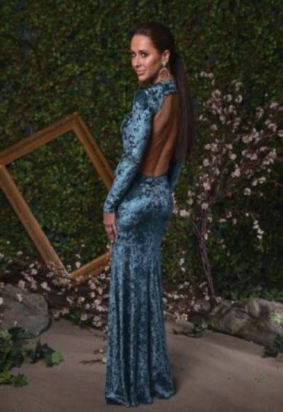 Mulroney, que alimenta su popularidad en sus redes sociales, eligió el vestido de novia que Meghan utilizó en su boda ficticia en la serie Suits.