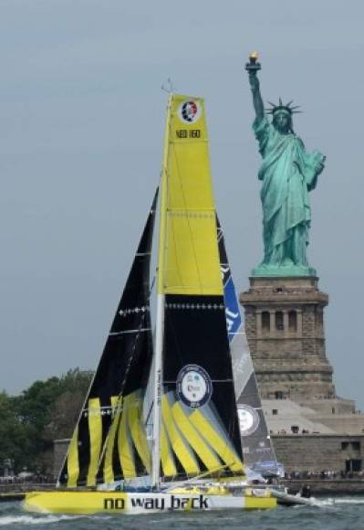 El No Way Back, capitaneado por Pieter Heerema, navega más allá de la Estatua de la Libertad en el río Hudson durante la carrera de Nueva York. Foto AFP/Jewel Samad