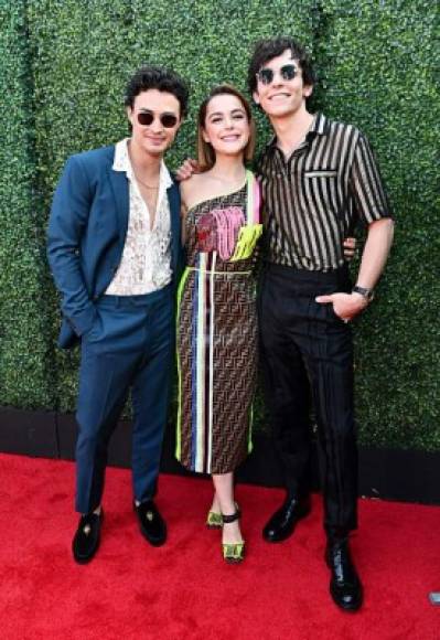 Los actores de la popular serie Netflix 'Chilling Adventures of Sabrina' también estuvieron presentes. (I-D) Gavin Leatherwood, Kiernan Shipka y Ross Lynch.