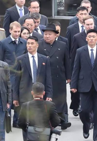 Los agentes del Servicio Secreto, que rodean en todo momento al 'líder supremo', se dieron a conocer al mundo tras aparecer corriendo junto al vehículo de Kim en su primer viaje a Corea del Sur el año pasado.