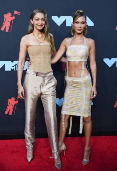 Las hermanas Gigi (en Tom Ford) y Bella Hadid (en Charlotte Knowles), al parecer ambas se inspiraron en la lencería que modelan en Victoria Secret.