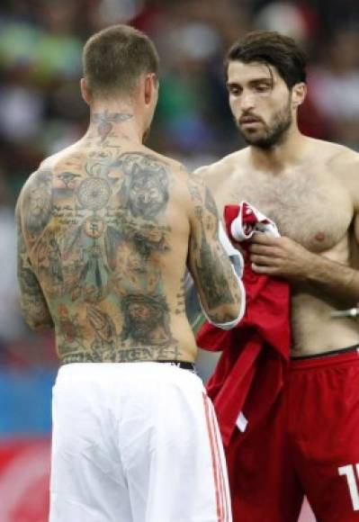 Sergio Ramos dejó ver sus tatuajes en la espalda cuando intercambió camiseta con el iraní Karim Ansarifard. Foto EFE