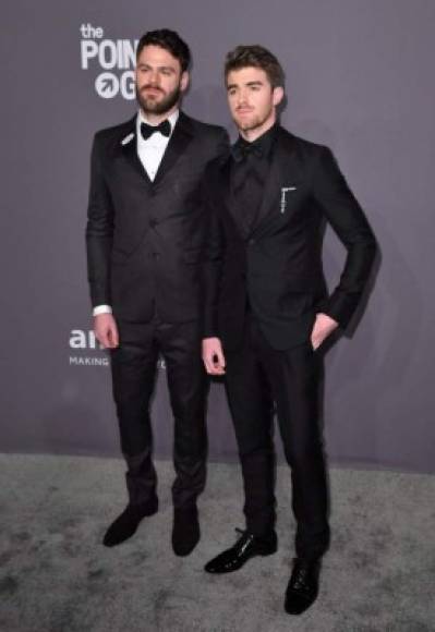 Los Chainsmokers, Alex Pall y Andrew Taggart , fueron parte del entretenimiento musical de la noche. El dúo llegó elegante en trajes de Prada.<br/>