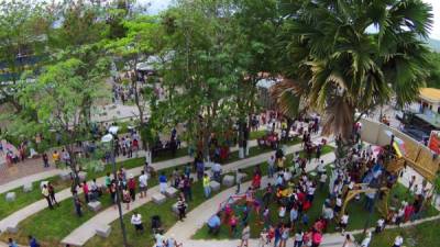 Los vecinos de 53 colonias de la Rivera Hernández se concentraron ayer en el nuevo parque adonde disfrutaron del área verde y la variedad de juegos. Fotos: Yoseph Amaya