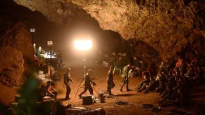 Los socorristas están bombeando agua de la cueva para que baje su nivel y que los niños puedan salir de allí sin tener que bucear o haciéndolo en momentos contados.