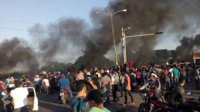 Personas se aglutinan en uno de los puntos de protesta en La Lima.