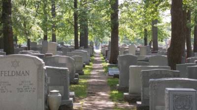 Los parientes de una pareja que murió no quisieron sepultaron porque les dijeron que si cuidaba los cuerpos resucitarían.