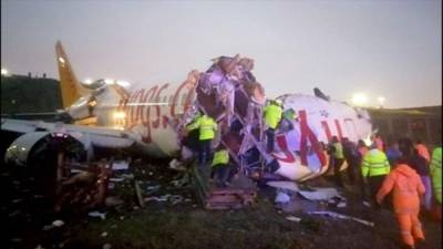 Un avión de pasajeros se salió de la pista al aterrizar este miércoles en un aeropuerto de la ciudad turca de Estambul y se partió en dos, según medios de comunicación, que no informaron de víctimas por el momento.