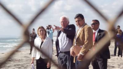 Sanders con María Puga y Christian Ramírez. Foto: EFE/Jorge Nieto