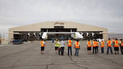El hangar, especialmente diseñado para la enorme envergadura de sus alas fue construido en un campo aéreo ubicado en el desierto de Mojave (California, EUA).