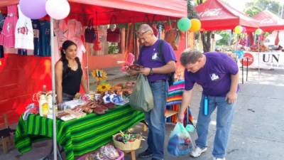 Extranjeros comprando sus recuerdos.