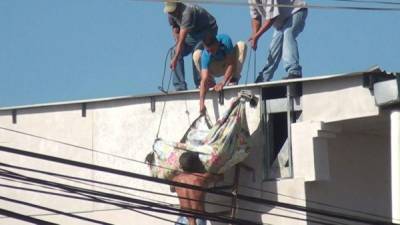 Los dos hombres realizaban trabajos de construcción cuando recibieron la descarga eléctrica.