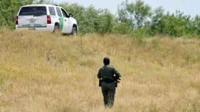 Un vehículo de la Oficina de Aduanas y Protección Fronteriza patrulla por una carretera próxima al Río Grande. EFE/Archivo