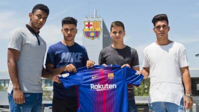 Anthony Lozano (izquierda) en la presentación con el FC Barcelona con sus nuevos compañeros, Samu Araújo, Íñigo Ruiz de Galarreta y Moha Ezzerfani.