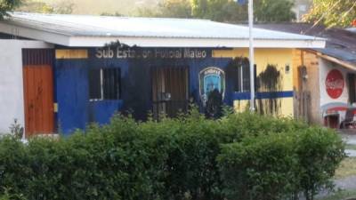 La estación policial de Mateo fue rociada de aceite quemado la noche del recién pasado sábado por desconocidos.