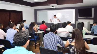 Cientos de jóvenes fueron beneficiados entre 2015 y 2016 por medio de estos programas de becas.