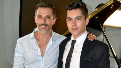 Sergio Mayer junto a su hijo Sergio Mayer Mori.