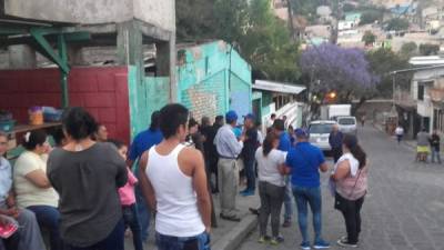 Habitantes de la colonia 21 de Febrero esperan la apertura del centro de votación.