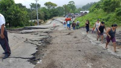 El miércoles nivelaron el terreno y ayer volvió a ceder por lo que solo había paso caminando.