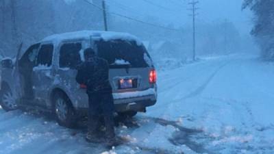 Unas 300,000 personas se quedaron sin electricidad en Carolina del Norte y del Sur por las fuertes nevadas que azotan la región./Foto Twitter.