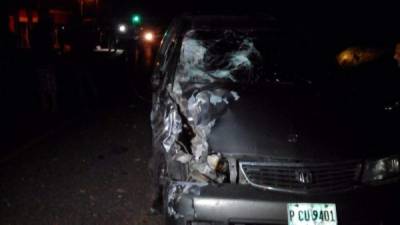 Así quedó la camioneta tras impactar la moto en la que viajaban las víctimas.