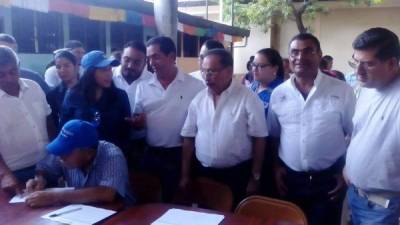 Ayer, varios diputados recolectaron firmas en La Venta, Francisco Morazán.