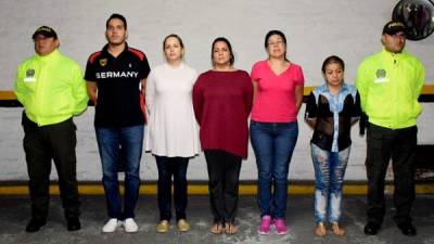 Fotografía cedida por la Fiscalía de Colombia muestra a miembros de la Policía colombiana custodiando a cinco personas capturadas acusadas de haber traficado con oro hoy, jueves 17 de agosto de 2017, en Bogotá (Colombia). EFE/Fiscalía de Colombia