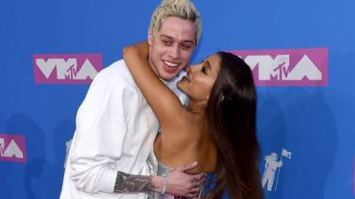 Ariana Grande y Pete Davidson. Foto: AFP