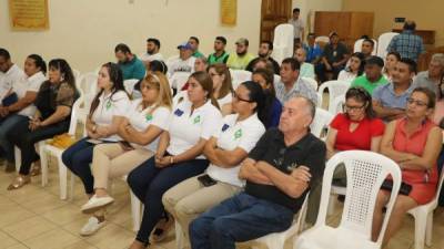 Pobladores y comerciantes participan en las charlas.