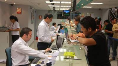 Personas siendo atendidas en un banco.