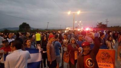 Manifestantes portaron pancartas con leyendas en rechazo a la construcción de casetas.