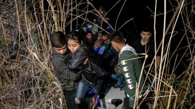 Un grupo de inmigrante cruzan la frontera de México con Estados Unidos. Foto agencia AFP