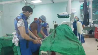 Los doctores en la unidad interviniendo al primer paciente.