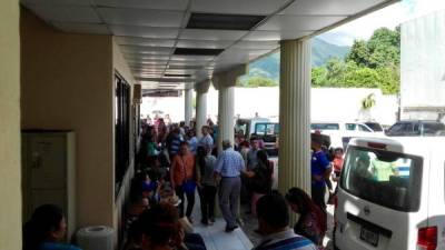 Las oficinas de la DEI lucen llenas de personas que necesitan hacer trámites.