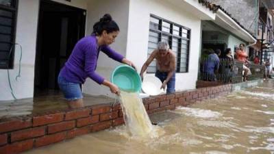 Los bomberos de Tela reportaron que en el barrio Hilancrek se evacuó a seis personas, entre ellos cuatro niños y dos adultos.